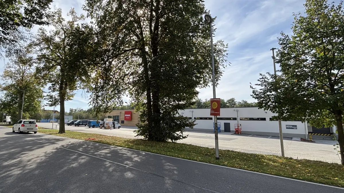 Das Ortsbild von Schipkau hat sich verändert. Dort, wo vor acht Monaten noch Abrissarbeiten ausgeführt worden sind, wird in wenigen Tagen ein neuer Penny-Markt eröffnet.