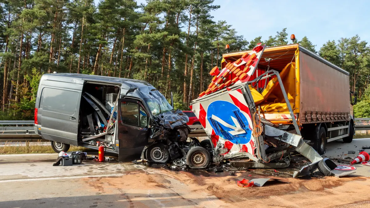 Ein Transporter ist auf der Autobahn 13 zwischen den Anschlussstellen Ortrand und Ruhland in einen Schilderwagen gekracht.