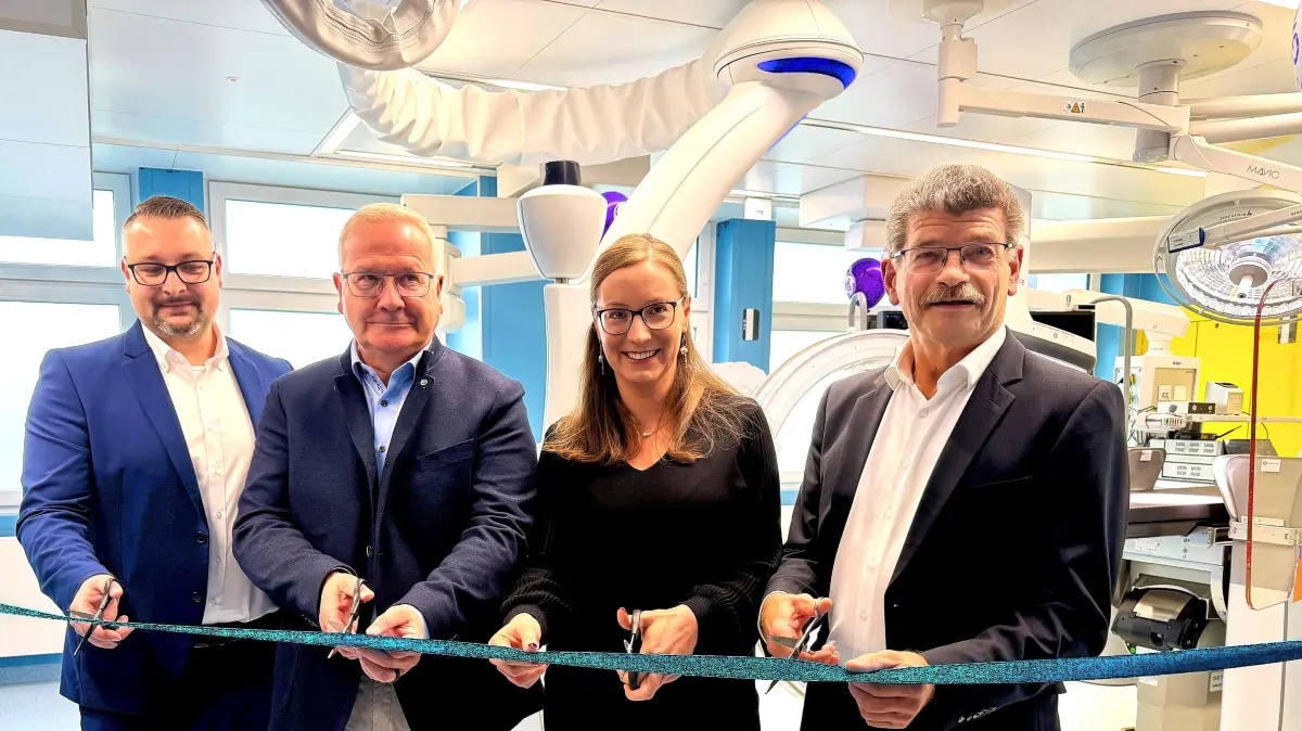 Maik Engelmann, Leiter Materialwirtschaft (.), Oberbürgermeister Torsten Ruban-Zeh, Juliane Kirfe, Geschäftsführerin Lausitzer Seenland Klinikum GmbH und Dr. Roland Bantle, Clustergeschaftsführer Sana Kliniken Sachsen, durchschneiden das Band für den neuen Hybrid-Operationssaal in Hoyerswerda.