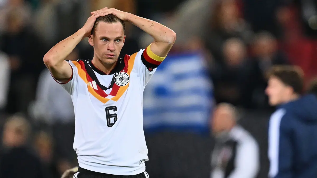 Deutschland - Griechenland: Fußball, Männer: Nations League A, Deutschland - Griechenland, Gruppenphase, Gruppe 2, 2. Spieltag in der WWK-Arena. Joshua Kimmich (Deutschland) steht nach dem Spiel auf dem Platz. (zu dpa: «Matthäus: Kimmich hätte bleiben sollen»)