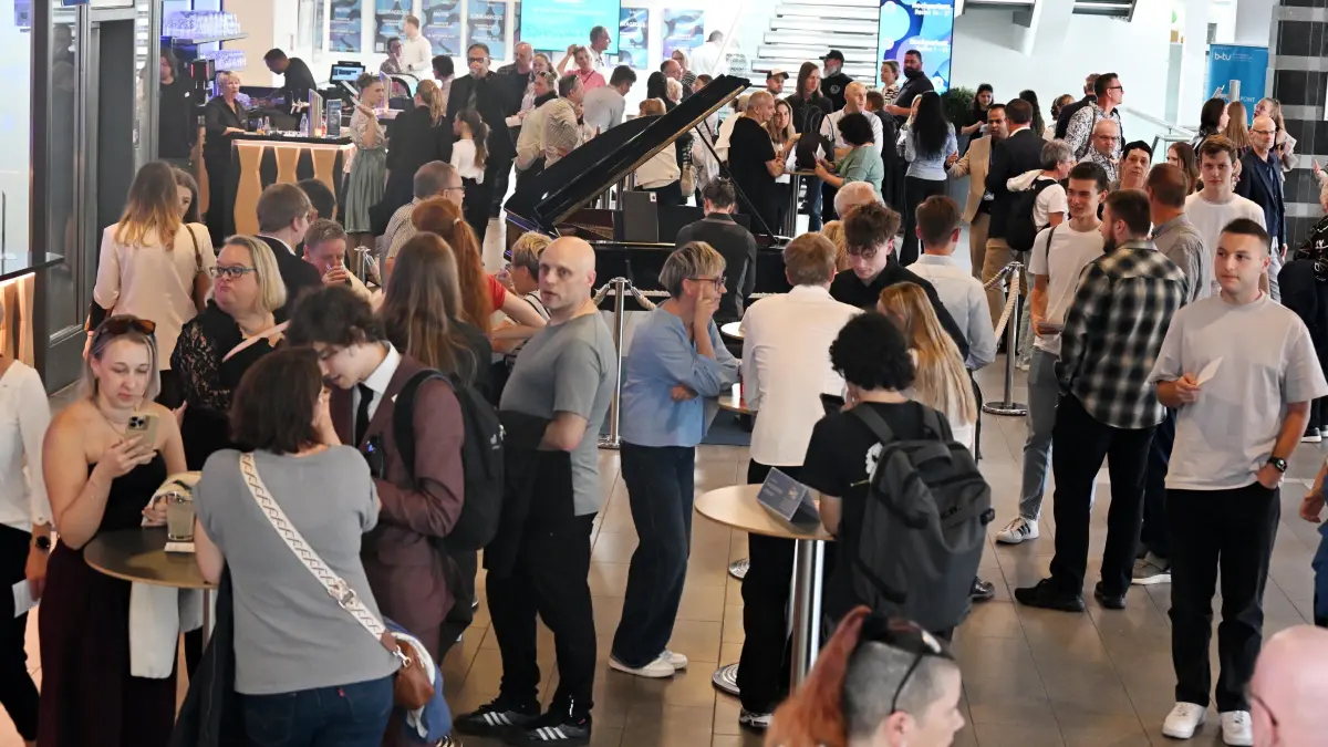 BTU Immatrikulation 2026: MUTIG in den neuen Lebensabschnitt
Mit einem herzlichen „Willkommen an der BTU“ hat die Branden¬burgische Technische Universität Cottbus-Senftenberg (BTU) am Montag, 28. September mehr als 2.000 neue Studierende begrüßt. Bei der Feierlichen Immatrikulation in der Stadthalle Cottbus wurde das aka¬demische Jahr 2026/27 festlich eröffnet. Insgesamt studieren inzwi¬schen rund 7.700 Menschen an der BTU.
Ein besonderer Moment war die symbolische Immatrikulation von sechs Studierenden. Stellvertretend für die mehr als 2.000 Studienanfänger wurden sie durch die Dekane ihrer jeweiligen Fakultäten immatrikuliert.