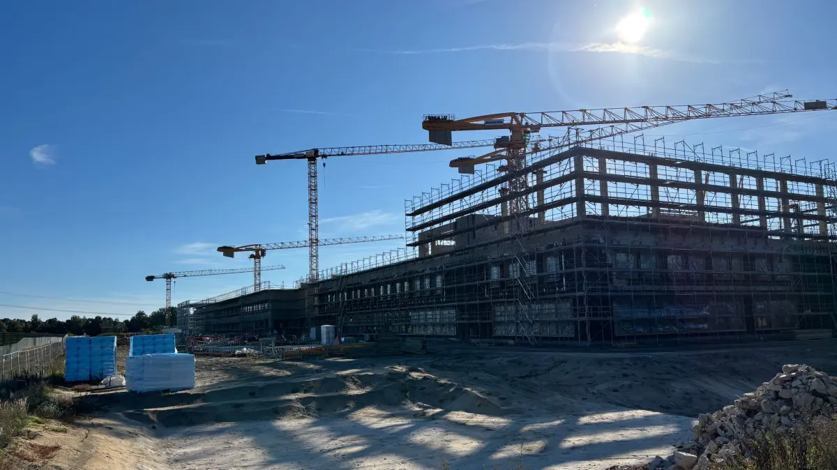 Impression von der Großbaustelle des Leistungszentrums Lausitz in Schwarzheide. Der Rohbau geht jetzt in die finale Phase.