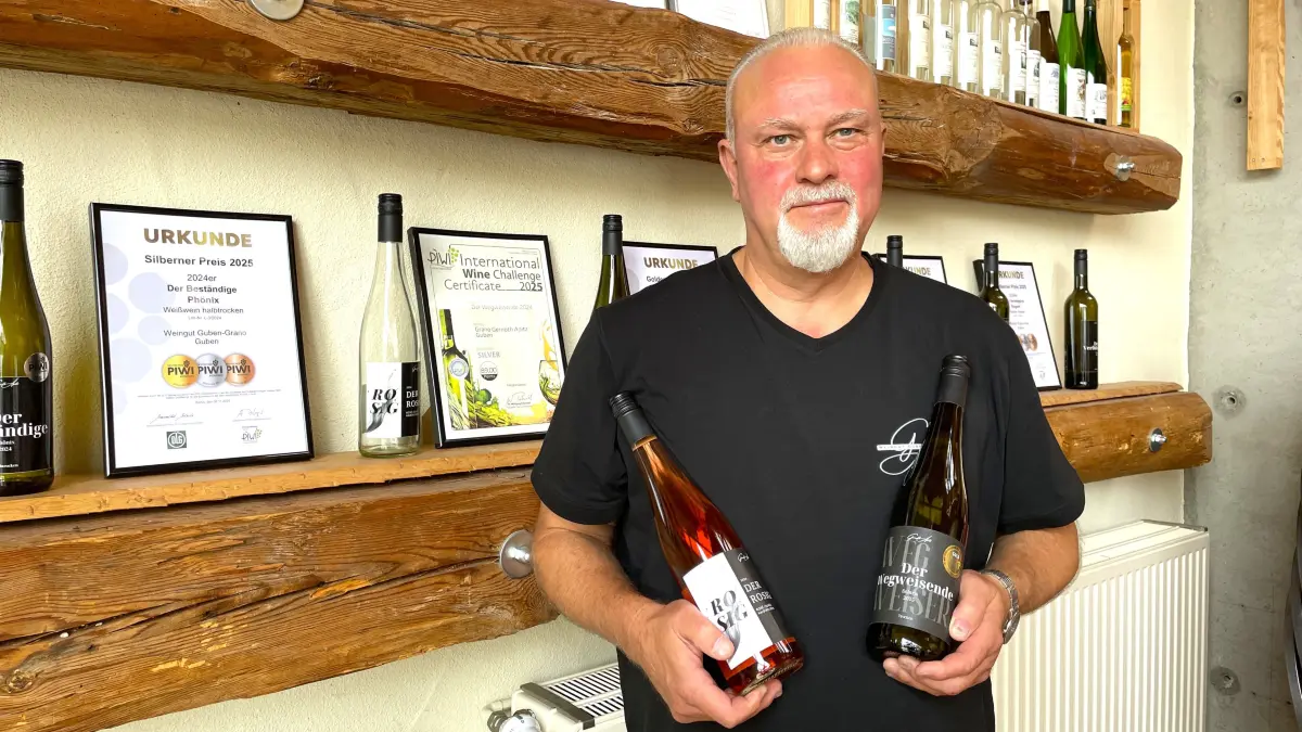 Gernoth Apitz, Inhaber vom Weingut Guben-Grano, am 23.09.2026 in der Weinscheune in Guben