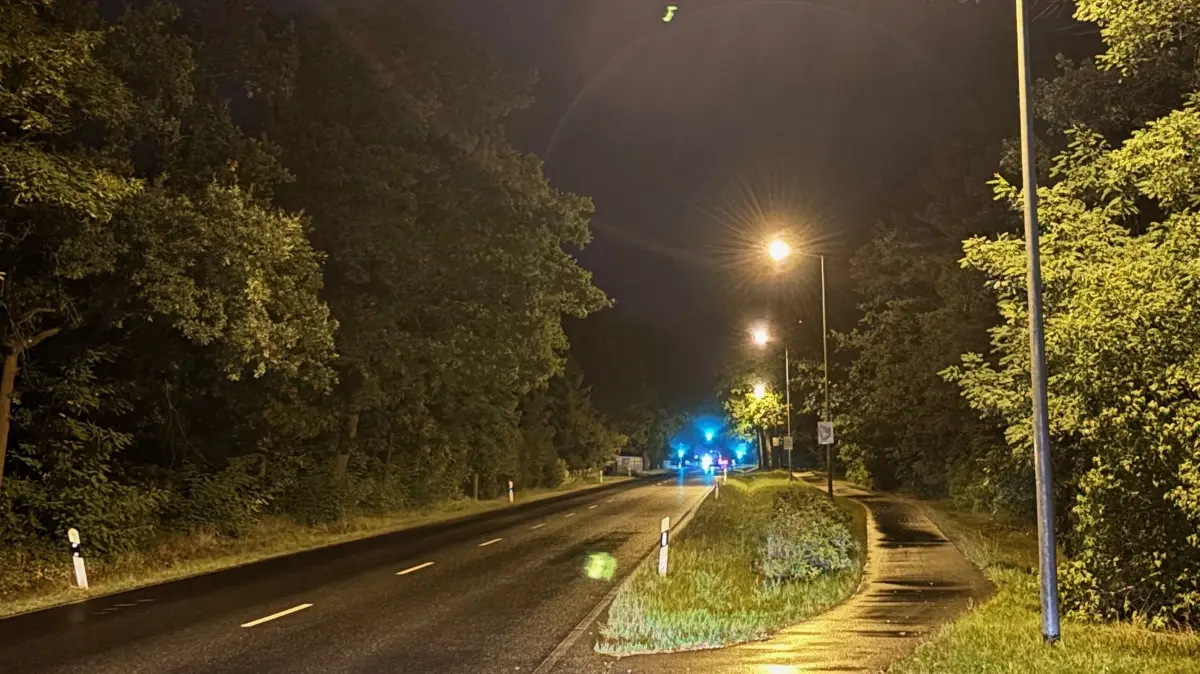 In Schwarzheide-Ost ist der straßenbegleitende Radweg noch beleuchtet, ab dem Ortsausgang in Richtung Brieske-Dorf hingegen nicht mehr.