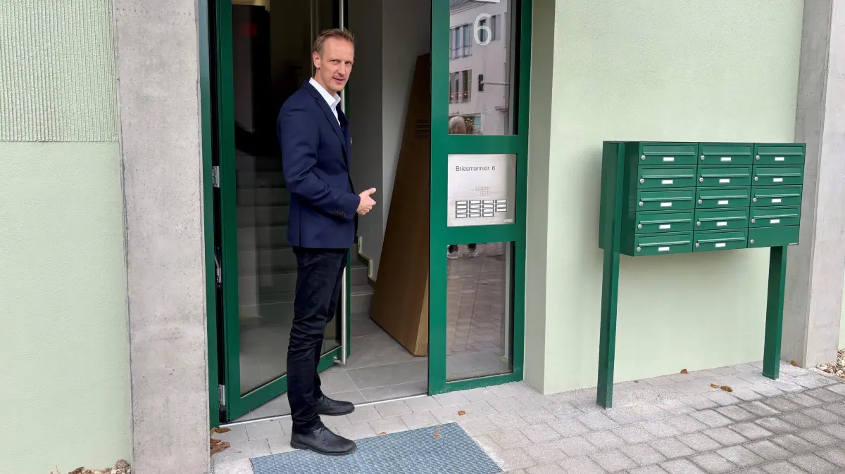 GWC-Chef Sebastian Herke steht vor dem Eingang in der Briesmannstraße 6 in Cottbus. Der erste Bauabschnitt des neuen Wohnkomplexes mitten in der Innenstadt mit vorerst 50 Wohnungen ist bezugsfertig.