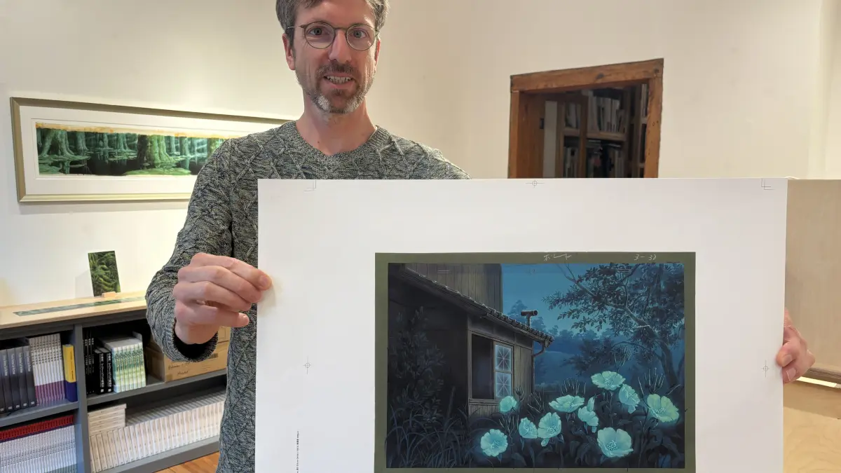 Galerist Stefan Riekeles zeigt ein Exponat seiner bevorstellenden Ausstellung im Berliner Museum für Architekturzeichnung - ein Animationsfilm-Hintergrundbild des japanischen Künstlers Nizo Yamamoto
