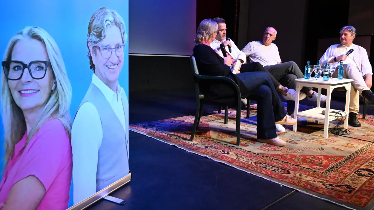 Talk Boll Klatt : Talkshow „Boll & Klatt“ in der Theaterscheune in Ströbitz am Dienstagabend: Angela Boll und Thomas Klatt kamen über Energie Cottbus mit Mario Basler und Sebastian Lemke ins Gespräch. Zahlreiche Besucherinnen und Besucher verfolgten in der ausverkauften Veranstaltung die Wortgeplänkel und stellten auch selbst Fragen.