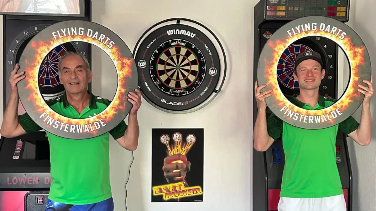 Detlef und Andy Auras zeigen den renovierten Dartsbereich der Cocktailbar Auras in Finsterwalde. Dem Einstieg in Steel-Darts konnten sie nicht widerstehen. Die Spiele locken nun neue Gäste in die Bar.