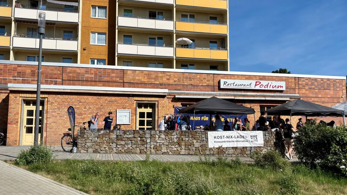 Das Podium in Cottbus steht schon seit drei Jahren leer. Die Menschen in Sandow wollen die ehemalige Gaststätte als Treffpunkt und für private Feiern nutzen.