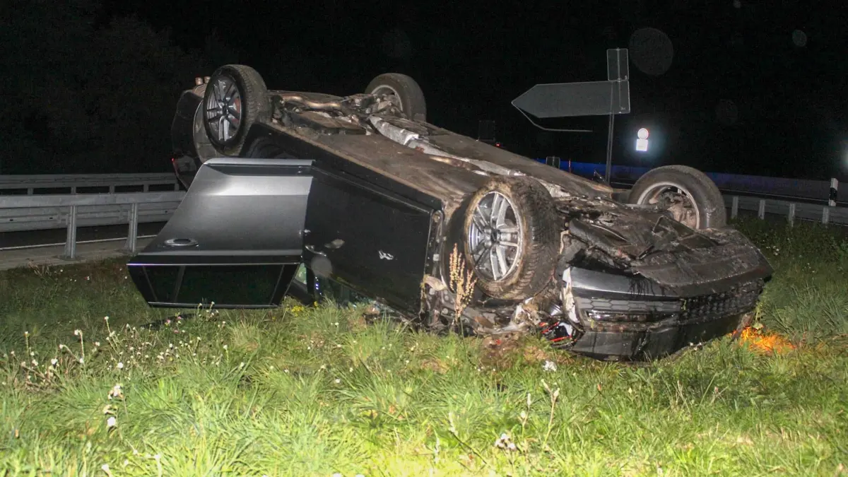 Unfall auf der A15 in Cottbus: Der verunfallte Wagen blieb auf dem Dach liegen. Er hatte sich bei der Abfahrt von der Autobahn überschlagen.