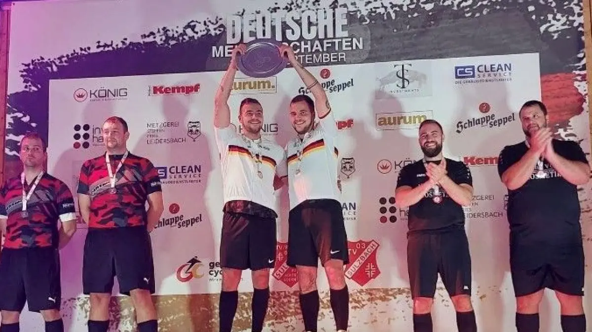 Tim und Eric Lehmann vom RSV Großkoschen stürmen zum ersten Meistertitel.