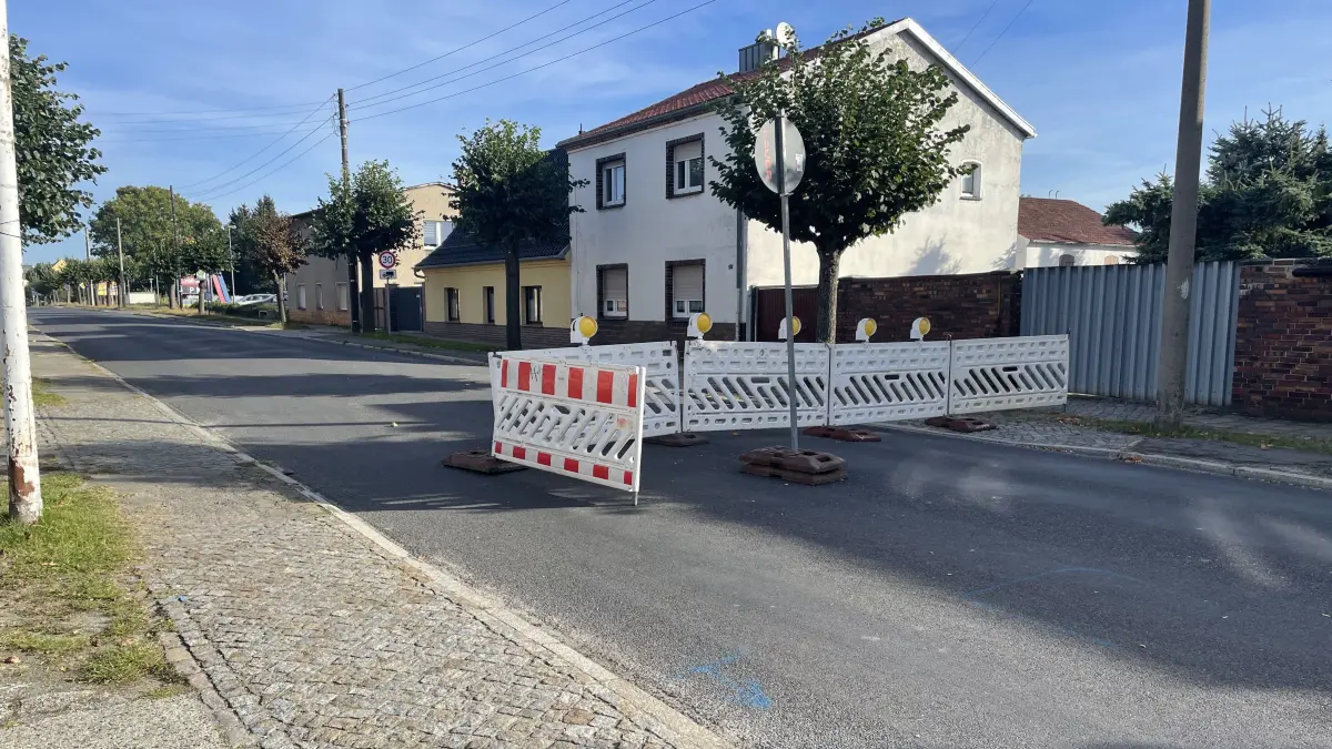 Intern und inoffiziell, aber mit Augenmaß: Das Befahren der Baustelle in der Dresdener Straße in Finsterwalde ist möglich, aber nicht für jeden.