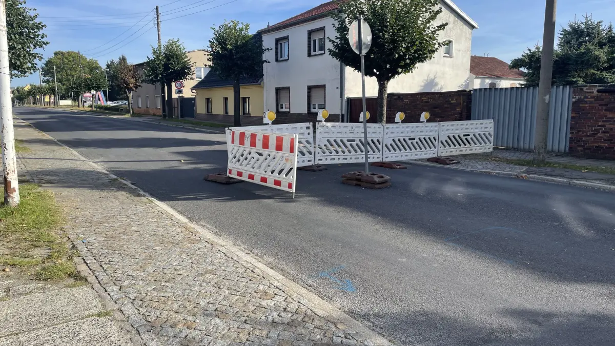 Intern und inoffiziell, aber mit Augenmaß: Das Befahren der Baustelle in der Dresdener Straße in Finsterwalde ist möglich, aber nicht für jeden.
