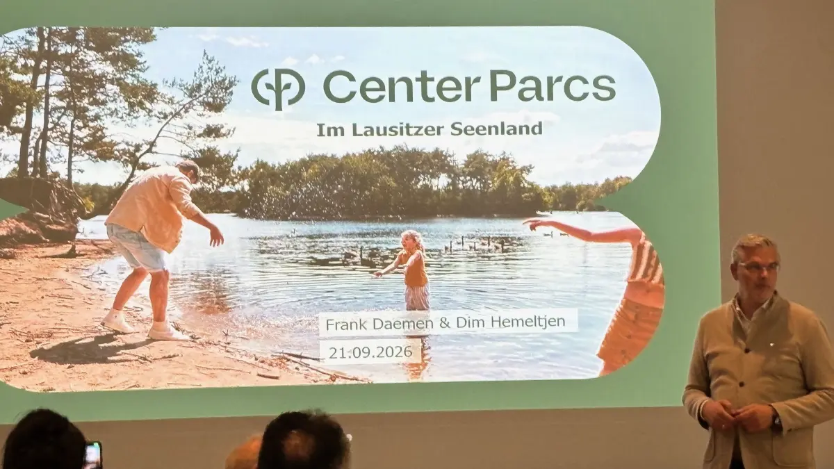 Ende September 2026 hat Frank Daemen gemeinsam mit Dim Hemeltjen (nicht im Bild) von Center Parcs die Investitionsabsichten seiner Ferienhauskette im Kulturschiff Großkoschen präsentiert.