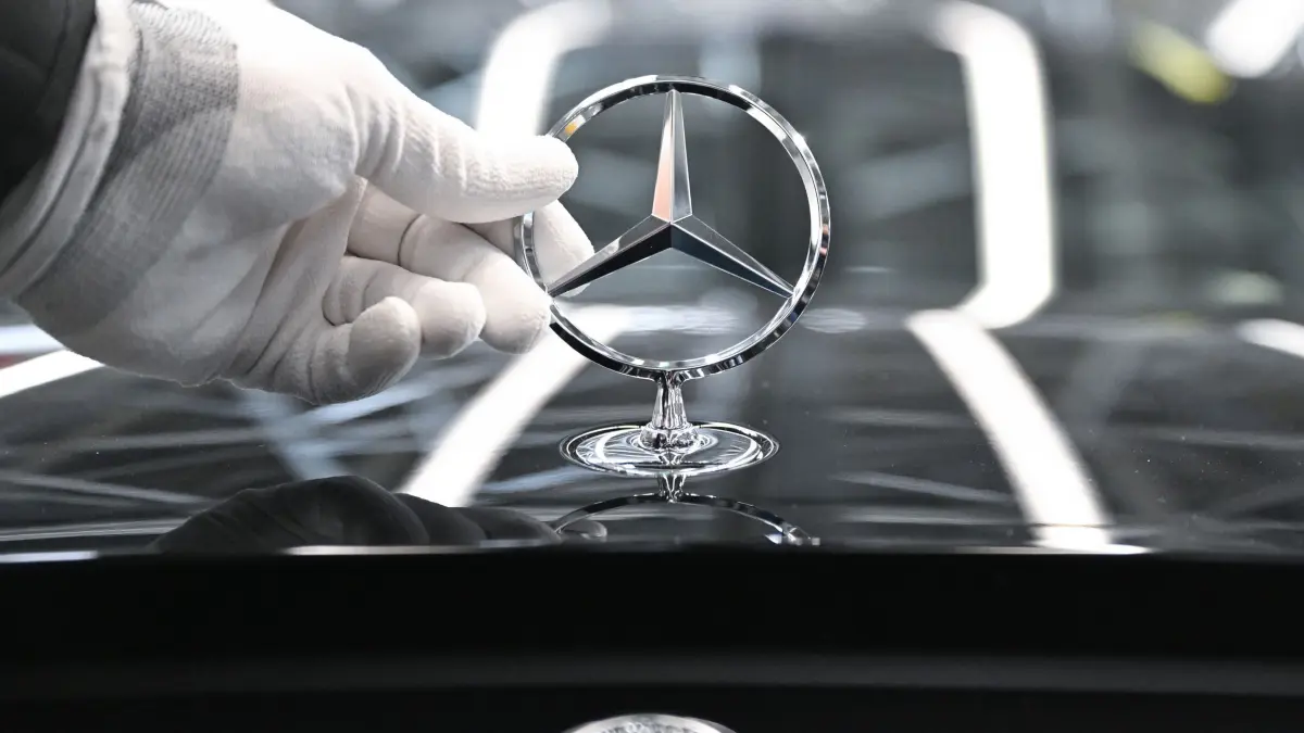 Mercedes-Benz Factory 56: Ein Mercedes-Benz Arbeiter montiert im Mercedes-Benz Werk Sindelfingen in der Factory 56 einen Mercedes Stern auf ein Fahrzeug der S-Klasse. (zu dpa: «Mercedes-Benz will Beschäftigte an vier Tagen im Büro sehen»)