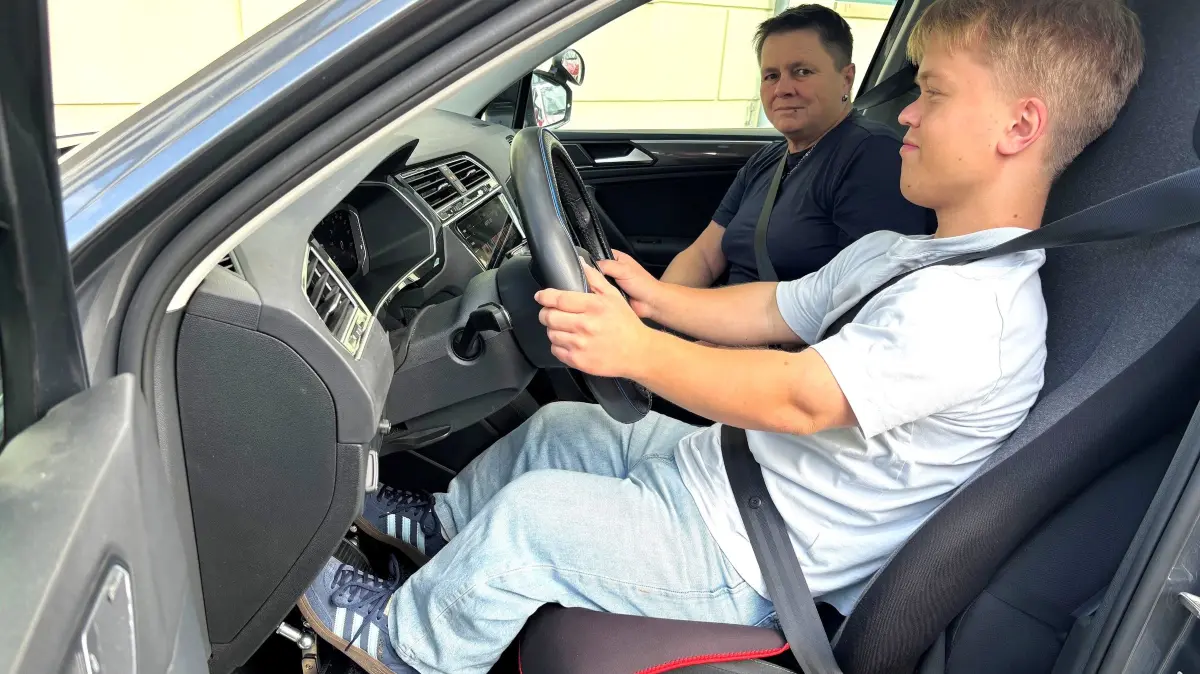 Damit der kleinwüchsige Julius alle Bedienelemente im Auto erreichen und damit die Fahrausbildung absolvieren kann, sind in seinem Fall eine extra angefertigte Rückenlehne und eine Pedalverlängerung erforderlich. Die Elsterwerdaer Fahrschulinhaberin Doreen Stöckhardt ist überzeugt, dass es Julius schaffen wird.