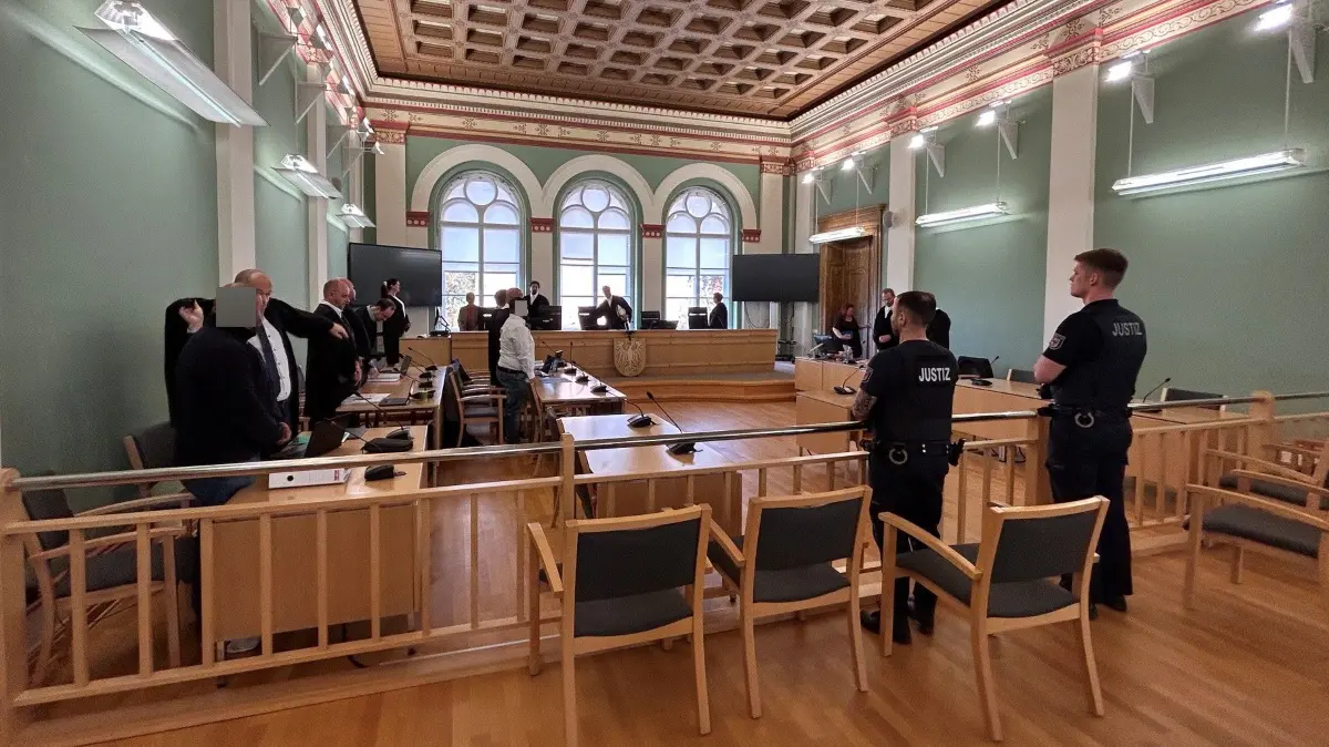 Geiselnahme, Schutzgeld, Schläge und Brandstiftung: Vor dem Landgericht Cottbus hat der Prozess gegen drei Männer aus Senftenberg begonnen.