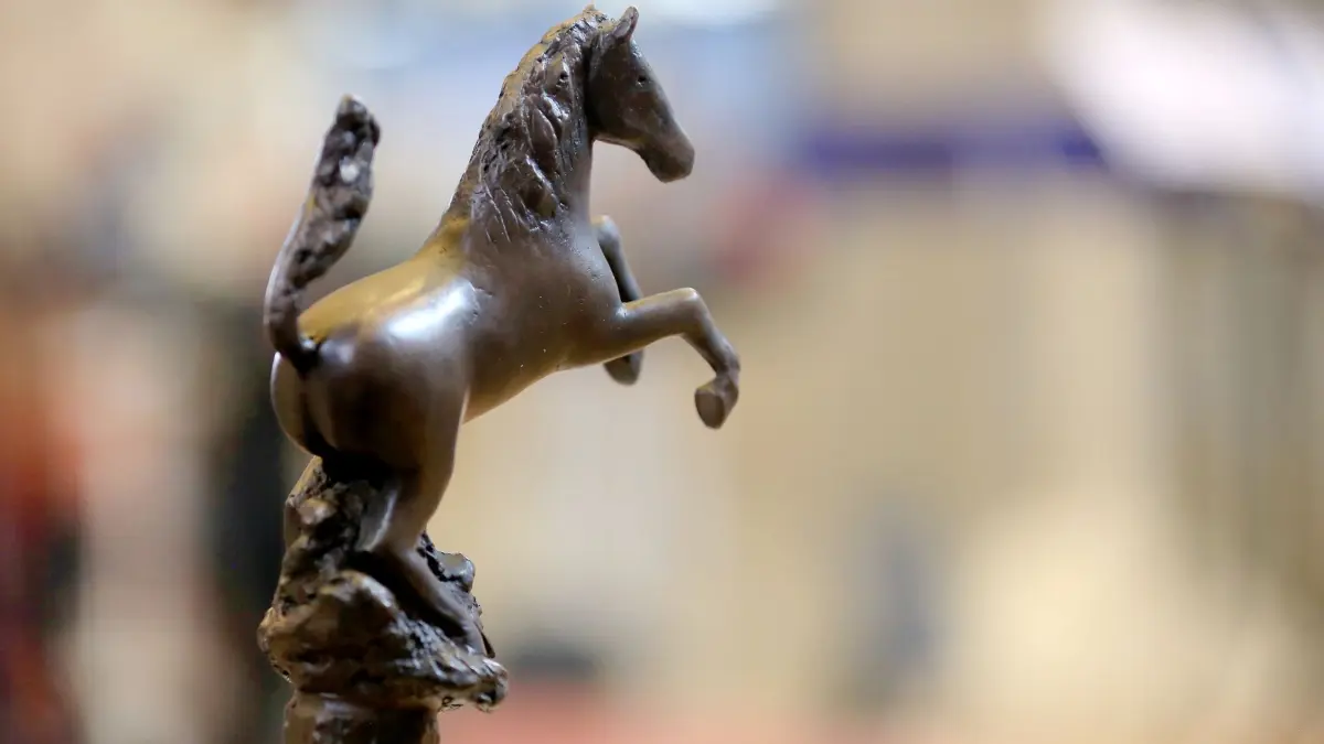 Preis des Westfälischen Friedens: Der Preis des Westfälischen Friedens, ein bronzenes Pferd, steht im Historischen Rathaus in Münster. (zu dpa: «Nato erhält Westfälischen Friedenspreis in Münster»)