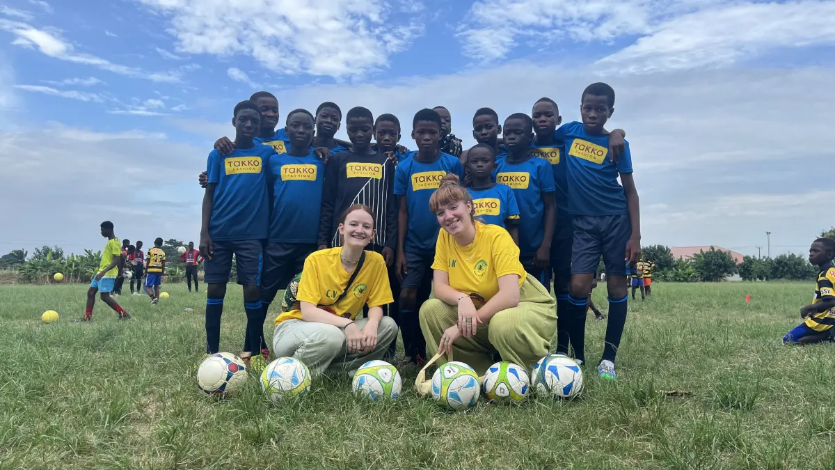 Carla Vulpus und Jette Königs wollen mit dem Verein GroßGespielt das Hilfsprojekt in Ghana unterstützen. In Weißwasser wird darüber informiert.