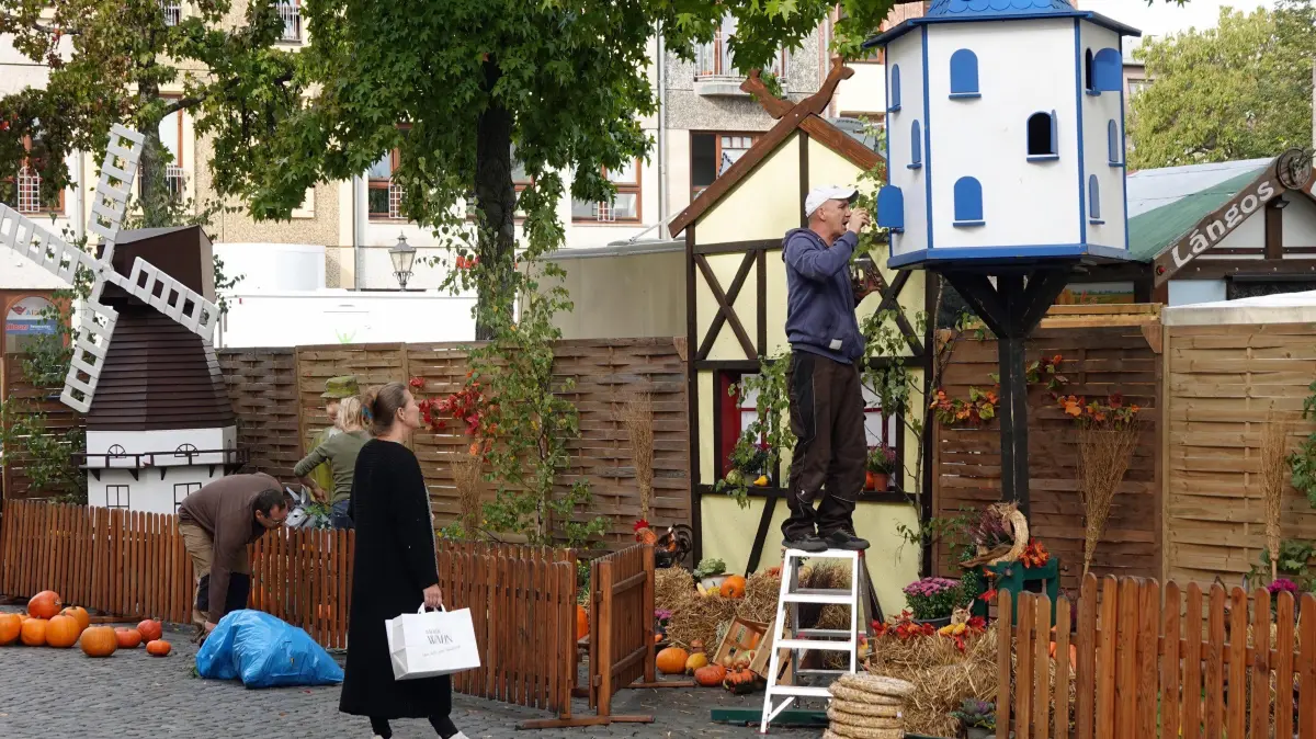 Laus Herbstmarkt 2026 Vorb: 29. Lausitzer Herbstmarkt in Cottbus
Die herbstliche Dekoration für den diesjährigen Lausitzer Herbstmarkt wird vorbereitet.
Vom 1. bis 4. Oktober findet auf dem Cottbuser Altmarkt der 29. Lausitzer
Herbstmarkt statt. Der traditionelle Markt bringt erneut regionale Produkte, Handwerk, Brauchtum und Unterhaltung in die Cottbuser Innenstadt.
Der Lausitzer Herbstmarkt bietet Händlerinnen und Händlern aus Cottbus und der Region die Möglichkeit, ihre Produkte und Leistungen zu präsentieren. Das Angebot reicht unter anderem von Korbwaren, Keramik sowie Deko- und Bastelartikeln über Imkereiprodukte bis hin zu verschiedenen Holzwaren. Damit steht der Markt auch in diesem Jahr für die Vielfalt des regionalen Handwerks und der Gewerbetreibenden. Ein besonderer Schwerpunkt liegt auf der Präsentation traditioneller Handwerkstechniken und Bräuche.