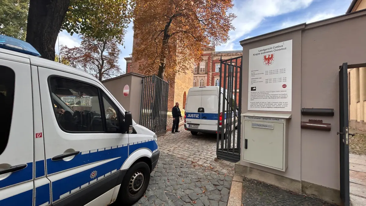 Unter verstärkten Sicherheitsmaßnahmen hat am Landgericht Cottbus ein Prozess gegen drei Senftenberger begonnen.