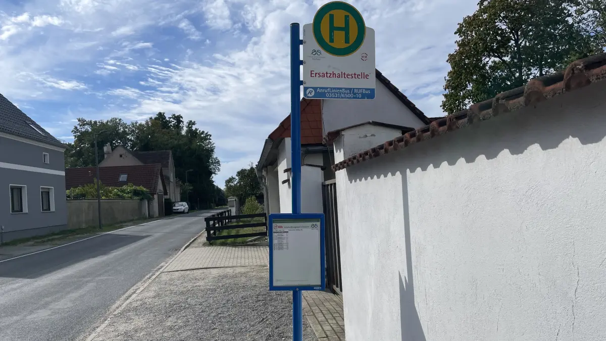 Die Bushaltestelle aus der Dresdener Straße wurde in die Drößiger Straße verlegt. Aufgrund der Bauarbeiten gelten jetzt weitere Änderungen im Nahverkehr.