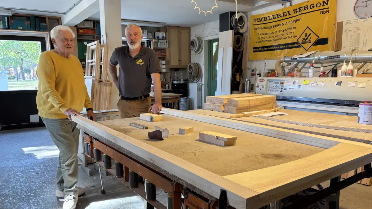 Vater und Sohn: Peter und Alf Sergon (r.) stehen in der Werkstatt der gleichnamigen Tischlerei in Schleife, die ihr hundertjähriges Bestehen feiern kann.