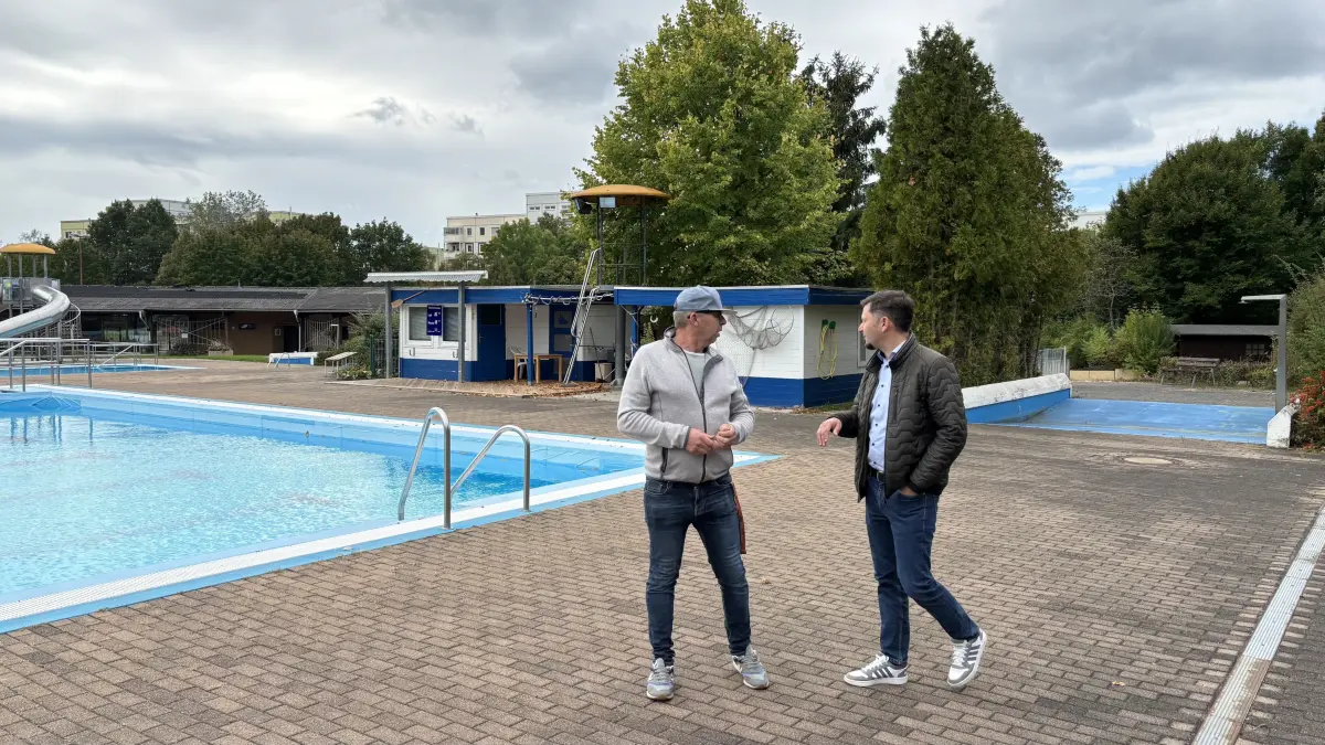 Die Saison im Freibad von Großräschen ist beendet. Freibadleiter Andreas Rexhaus bespricht mit Bürgermeister André Lehnick die nächsten Vorhaben.