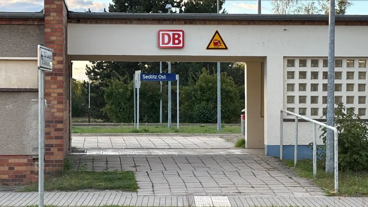 Blick auf den Bahnhof Sedlitz-Ost. Besonders anziehend wirkt er jedenfalls nicht. Und manche Menschen können ihn gar nicht nutzen.