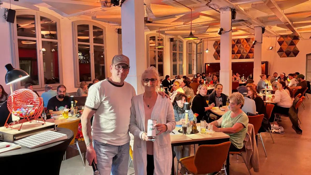 Simone Awater geht regelmäßig am Dienstagabend zum Bingo in die Hafenstube in Weißwasser. Die Community, die zum großen Teil aus Stammgästen besteht, spendete für ihre kommende nächste Reise nach Nepal, um ihr Entwicklungshilfeprojekt zu unterstützen. Die Summe, berührte sie sichtlich und hörbar.