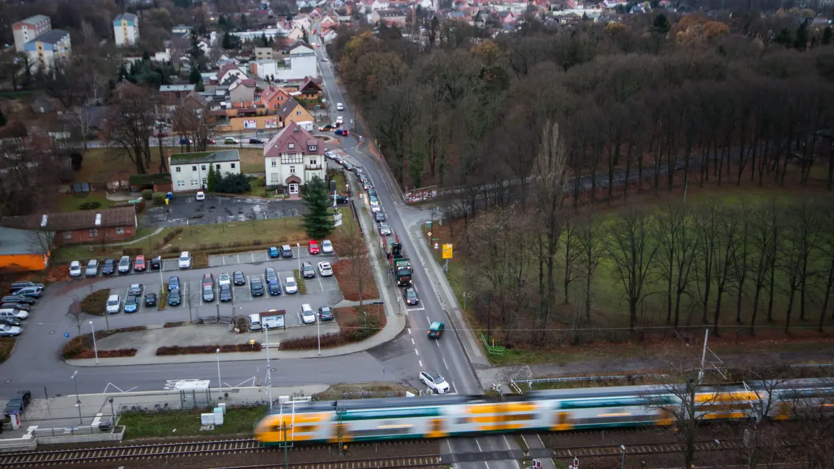 Vetschau, Bahnhofstraße mit Bahnübergang