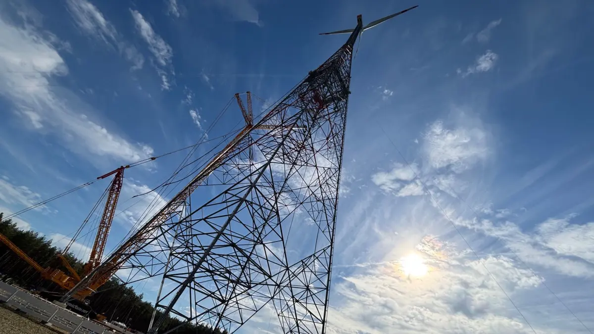 Impression vom Schipkauer Höhenwindturm. Die Stahlkonstruktion wurde am 28. September 2026 auf ihre endgültige Gesamthöhe von 365 Metern geschoben.