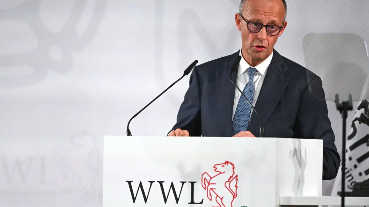 Westfälischer Friedenspreis 2026 - Preisverleihung: Bundeskanzler Friedrich Merz (CDU)
hält die Laudatio bei der Verleihung des internationalen Preises des Westfälischen Friedens 2026. Das nordatlantische Verteidigungsbündnis Nato wird für seinen Beitrag zur europäischen Friedensordnung geehrt. (zu dpa: «Merz: Wenn Deutschland wankt, dann wankt die Ukraine»)