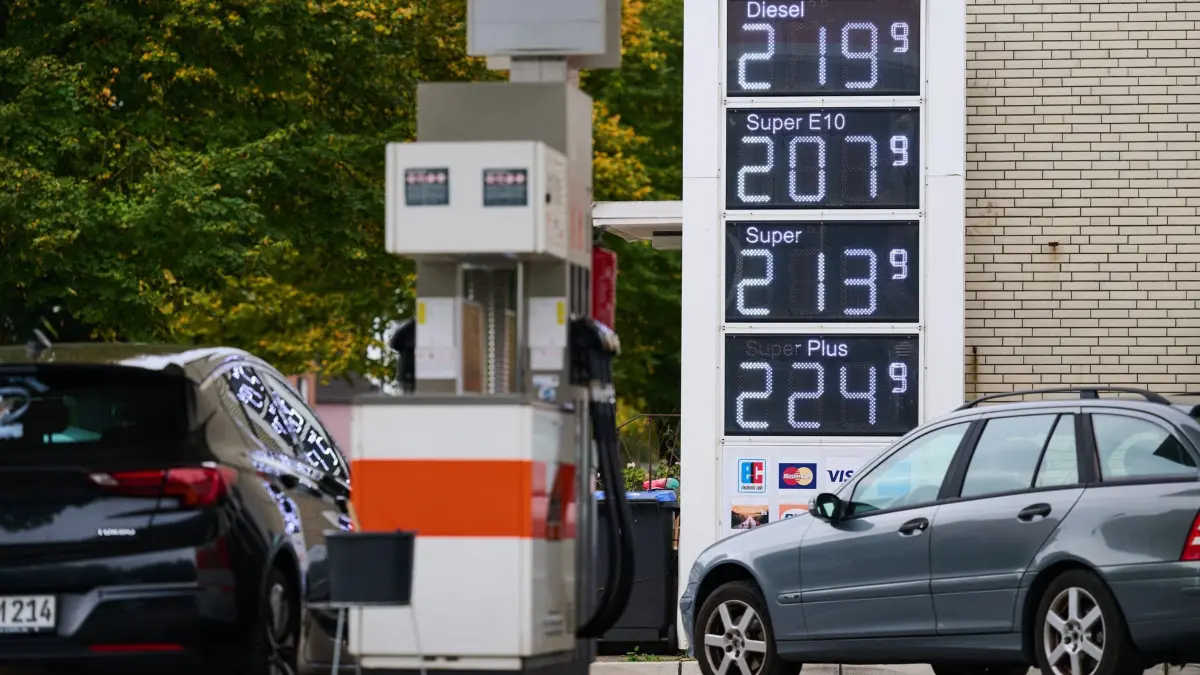 Tankrabatt tritt in Kraft: Kraftstoffpreise stehen auf der Preistafel einer Tankstelle. Vom 1. Oktober bis Ende Dezember 2026 wird die Energiesteuer auf Benzin und Diesel um rund 14 Cent je Liter gesenkt. Mit Mehrwertsteuer ergibt sich nach Angaben der Bundesregierung eine Entlastung von bis zu 17 Cent pro Liter. (zu dpa: «Tankrabatt startet mit stark fallenden Preisen»)