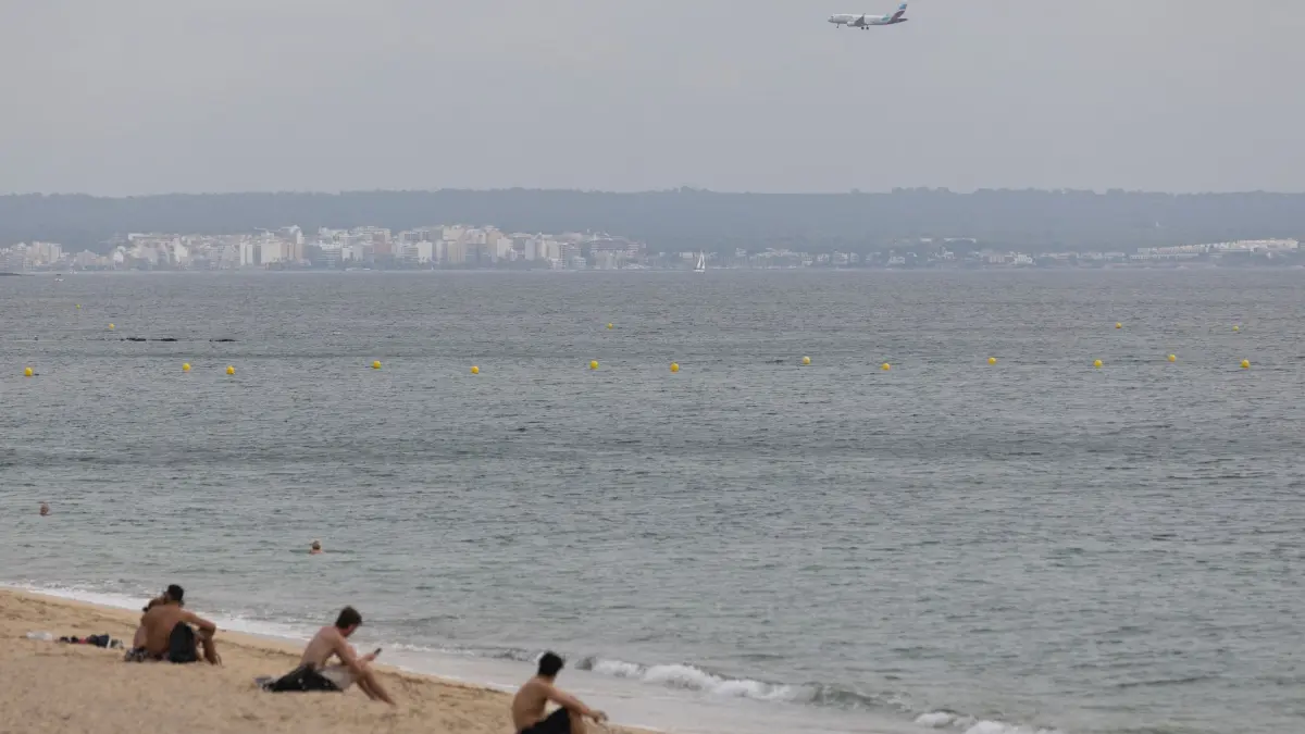 Wetter auf Mallorca: 01.10.2026, Spanien, Palma: Am Strand Platja de Can Pere Antoni auf Mallorca entspannen sich die Menschen am Meer. Nach Angaben des spanischen Wetterdienstes AEMET wird für die kommenden Tage auf der Insel ein starker Temperaturrückgang mit heftigen Regenfällen und Sturm erwartet. Foto: Clara Margais/dpa +++ dpa-Bildfunk +++