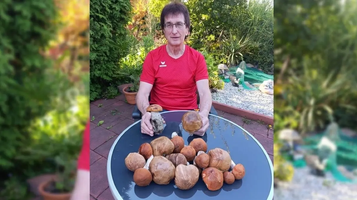 Gottfried Hanusch aus Elsterwerda mit einigen seiner gesammelten Pilze.