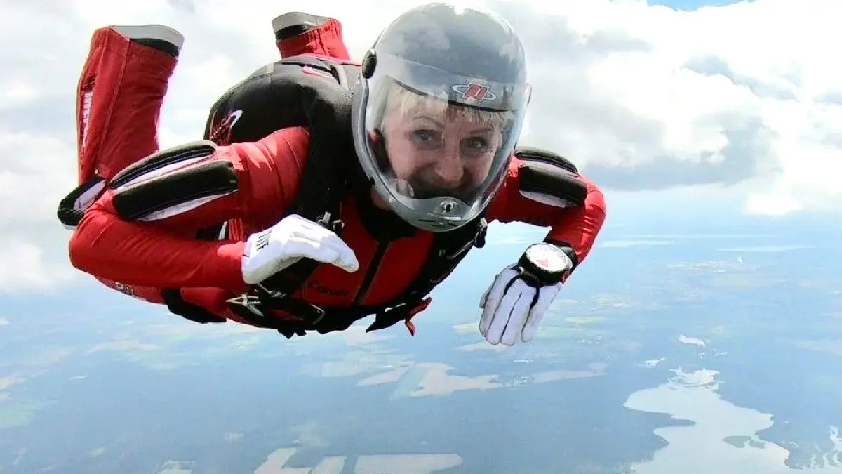 Hoch über dem Spremberger Stausee. Die 70-jährige Carola Wiesner springt noch immer mit dem Fallschirm aus dem Flugzeug. Als promovierte Sportwissenschaftlerin weiß sie, wie man fit auch im Alter bleibt.