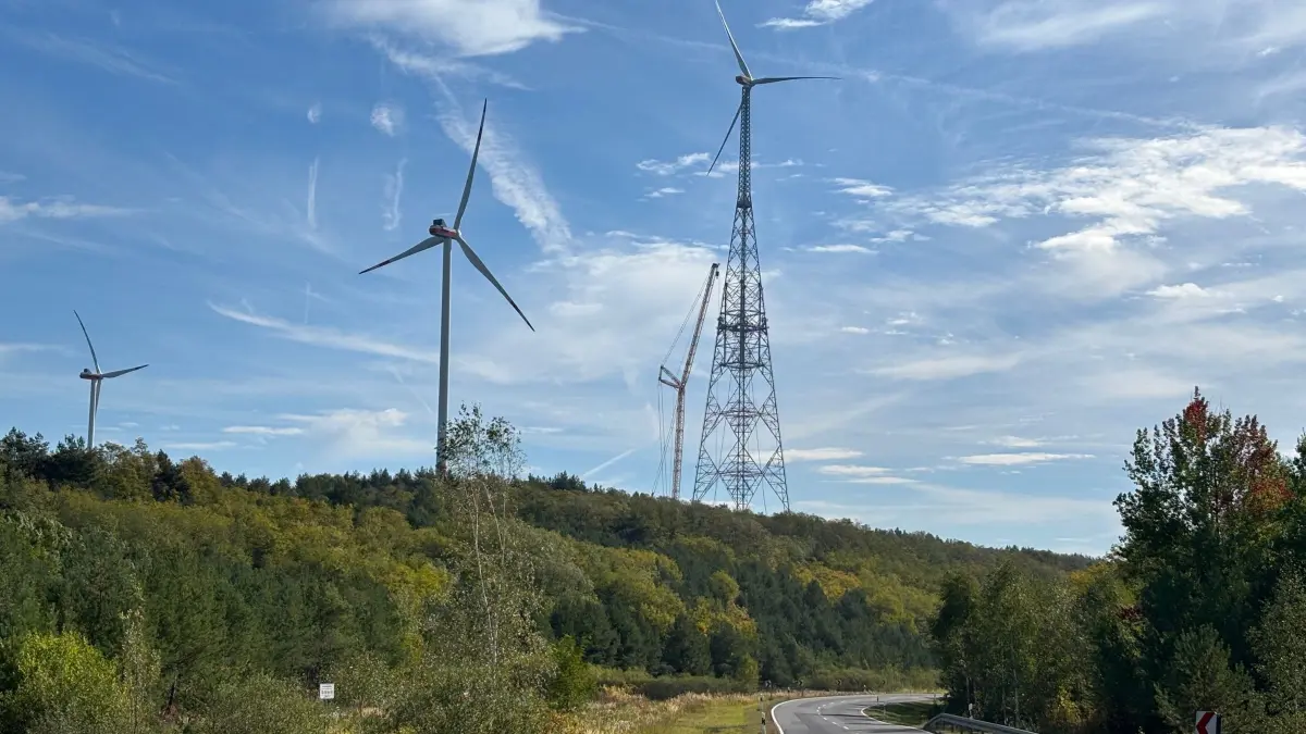 Blick auf den Schipkauer Höhenwindturm von der Landesstraße L60 in Richtung Schipkau. Das riesige Windrad wird von insgesamt 80.000 Schrauben zusammengehalten.