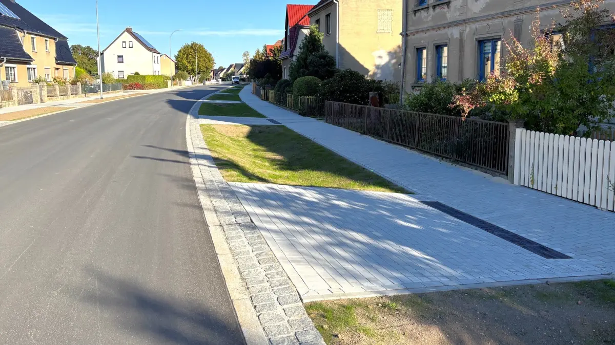 Bis auf wenige Restarbeiten ist die Großenhainer Straße (B 101/169) im Süden von Elsterwerda fertig. An anderer Stelle wird aber noch gebaut.