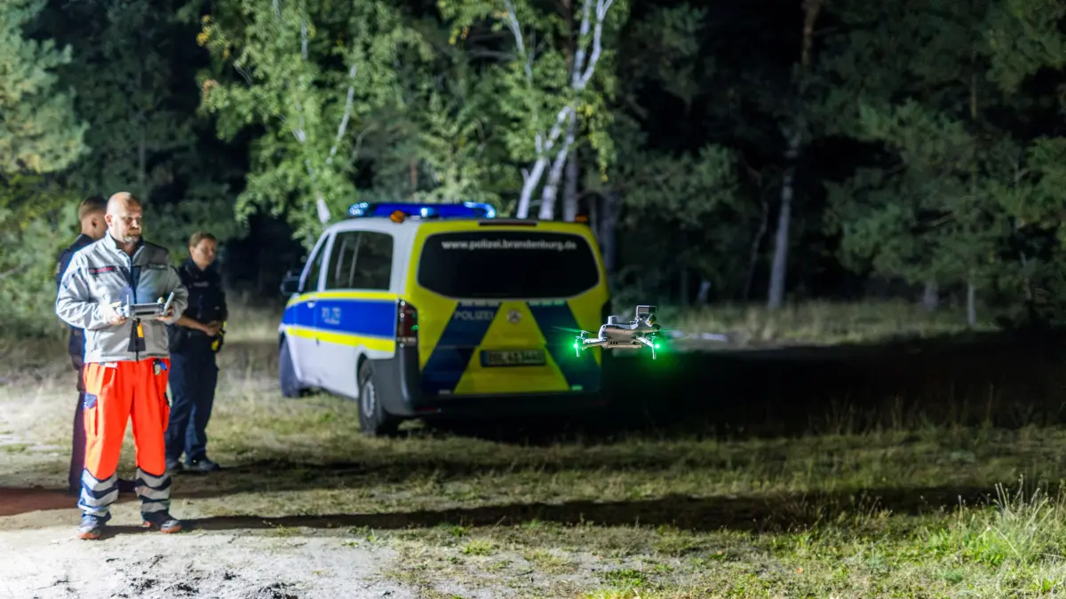 Polizeieinsatz am Haasower Weg in Cottbus. Auch die Drohnenstaffel der Johanniter hilft bei der Suche nach einem Autofahrer. Noch gibt der Fall Rätsel auf.