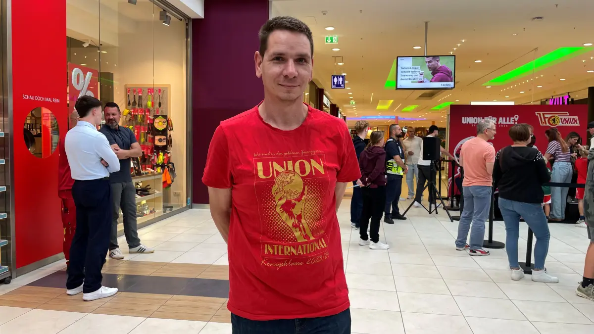 FC-Union-Fan Danny Wulsch steht am Rand, denn die Schlange ist ihm zu lang.