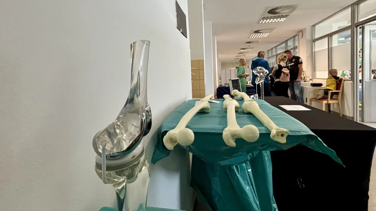 Beim überaus erfolgreichen Tag der offenen Tür wurde die alte Intensivstation im Krankenhaus Weißwasser kurzerhand zum Operationssaal. Hier konnten die Gäste den Ärzten über die Schultern schauen oder sich selbst ausprobieren.