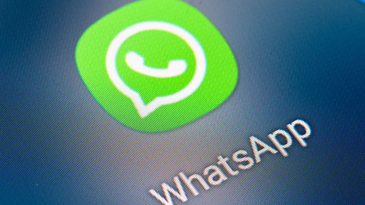 Whatsapp auf dem Bildschirm eines Smartphones: ARCHIV - Die neuen Kontrolloptionen sollen Eltern helfen, ihre jugendlichen Kinder zu unterstützen und zu schützen - ohne ihnen ständig über die Schulter schauen zu müssen. (zu dpa: «WhatsApp: So kontrollieren Eltern Teen-Konten») Foto: Fabian Sommer/dpa - Honorarfrei nur für Bezieher des dpa-Themendienstes +++ dpa-Themendienst +++