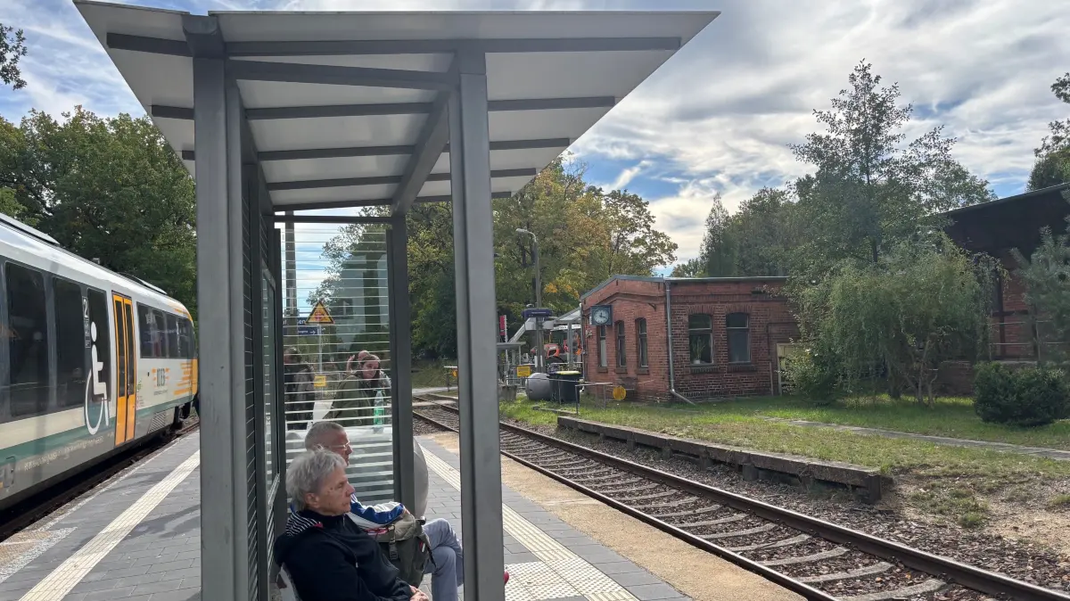 Auf der Bahnstrecke Görlitz-Cottbus heißt es in Neuhausen/Spree plötzlich: alle aussteigen. Der Stopp der Regionalbahn RB65 der Odeg sorgt für Frust bei den Fahrgästen. Was ist los?