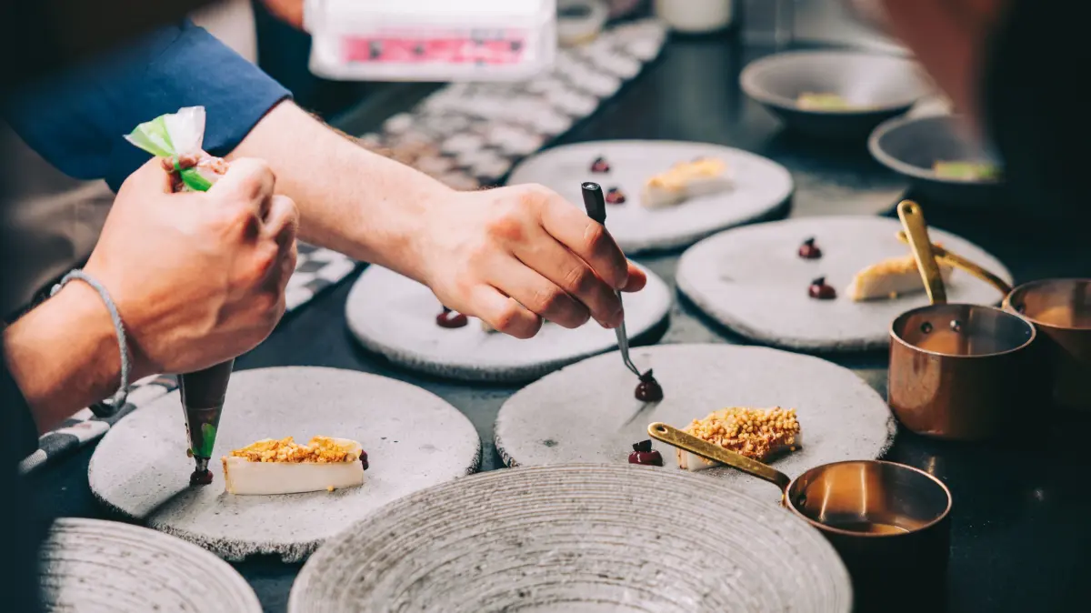 Team im Drei-Sterne-Restaurant Rutz richtet Essen an (freigegeben für Artikel von Sandra Ketterer vom 4.10.2026)