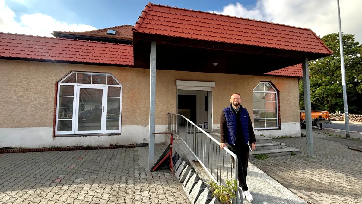 Unternehmer Dennis Günther vor dem ehemaligen Markant-Einkaufsmarkt in Hohenleipisch. Daraus entsteht gegenwärtig ein Gesundheitszentrum mit einem großen Spektrum an therapeutischen Angeboten.