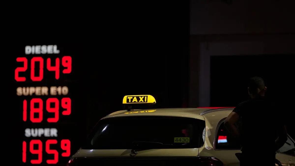 Tankrabatt tritt in Kraft: 01.10.2026, Sachsen, Dresden: Ein Taxi steht an einer Tankstelle, im Hintergrund zeigt eine Preistafel die Benzinpreise an. Ab dem 01.10.2026, 0.00 Uhr gilt der neue Tankrabatt, der die Steuerlast pro Liter Diesel oder Benzin um knapp 17 Cent drückt. (zu dpa: «Tankrabatt startet mit schnell fallenden Preisen») Foto: Robert Michael/dpa +++ dpa-Bildfunk +++