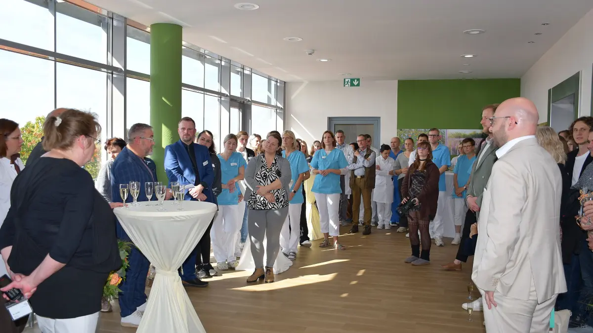 Gesundheitsminister Rene Wilke (SPD, r.) spricht zur Eröffnung der neuen Psychiatriesstation vor der Belegschaft.