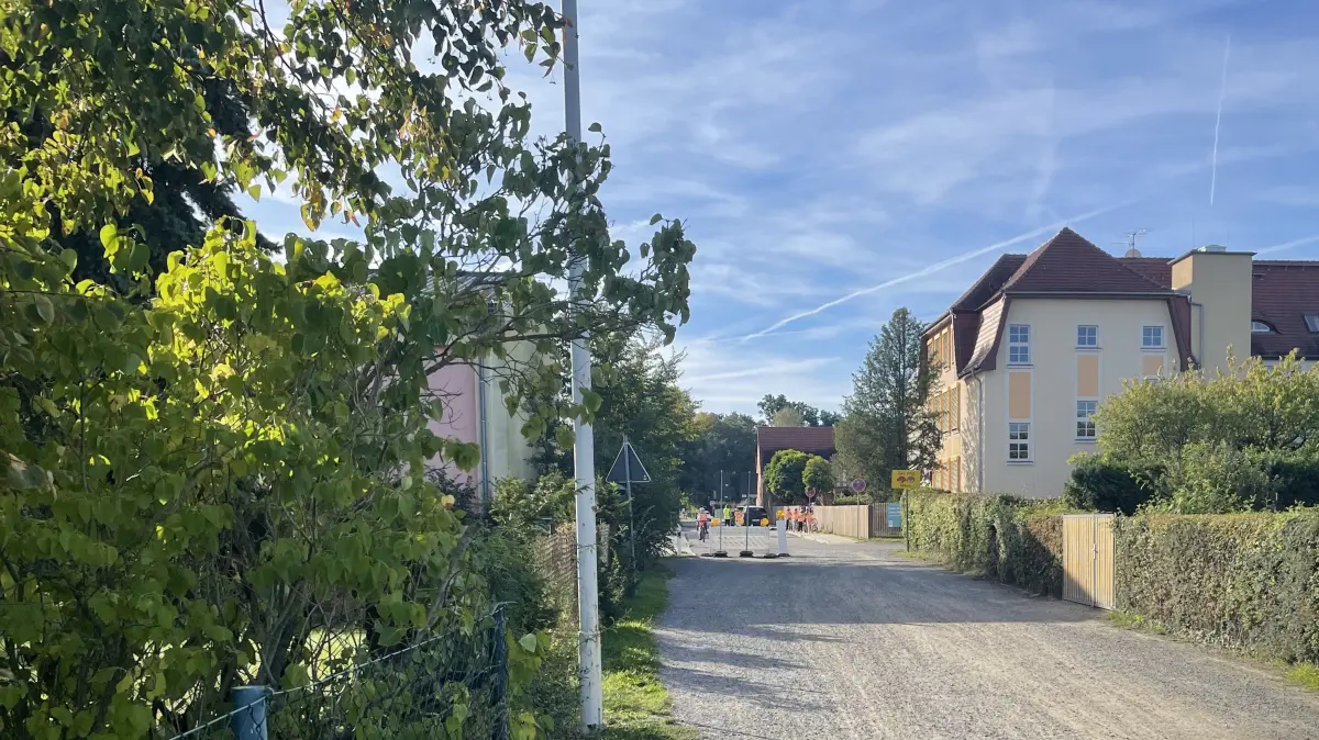 Viele Schüler gelangen während der Bauarbeiten in der Dresdener Straße in Finsterwalde über die unbefestigte Kantstraße in die Grundschule Nehesdorf. Birgt der Schulweg Gefahren?