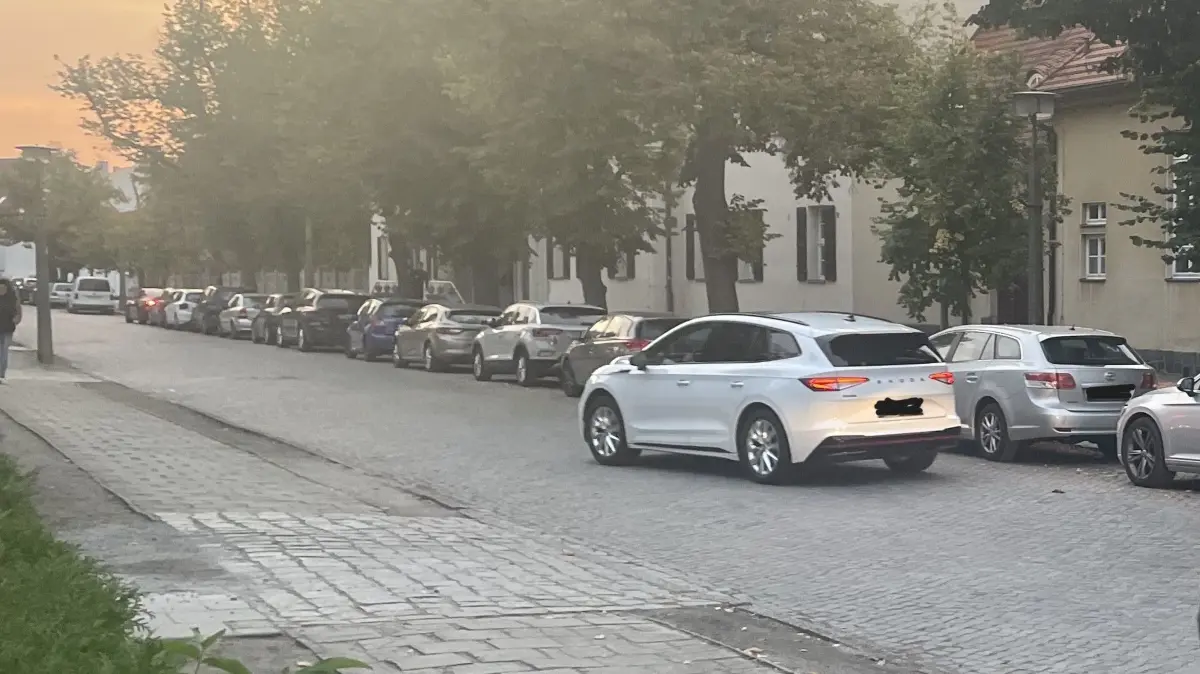 In den Morgenstunden herrscht vor dem Gymnasium in der Straße der Jugend in Finsterwalde reger Bringeverkehr. Die Stadtverwaltung fürchtet um die Verkehrssicherheit.